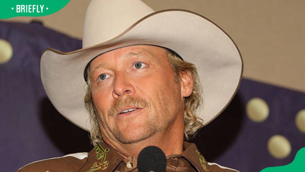 Alan Jackson poses during the 2008 CMT Music Awards