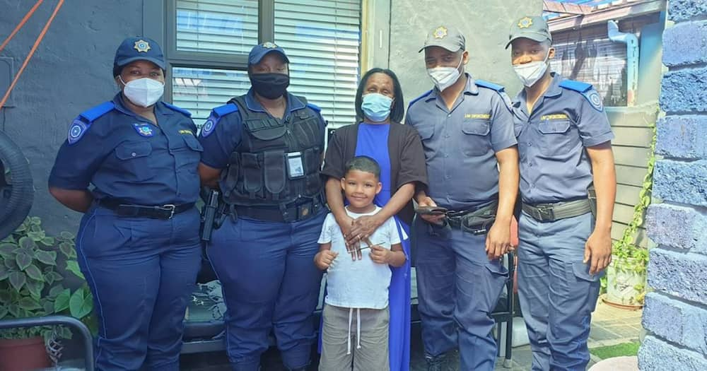 Grateful lady thanks cops for driving 26 kilometres to deliver grandad's wallet