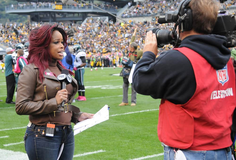 Video: Pam Oliver Sideline Moment Goes Viral Sunday - The Spun: What's  Trending In The Sports World Today