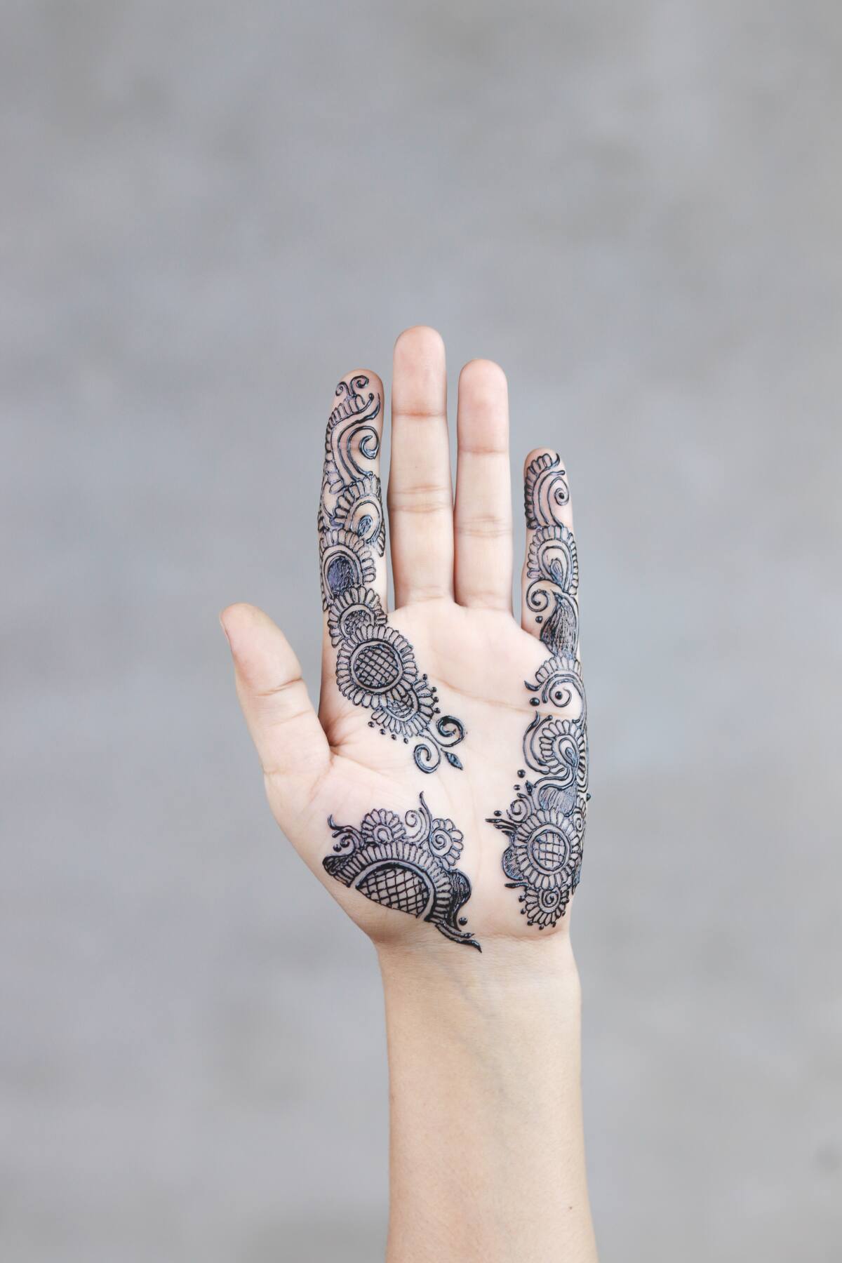 15 Cute and Easy Black Mehndi Designs with Photos | Styles At Life