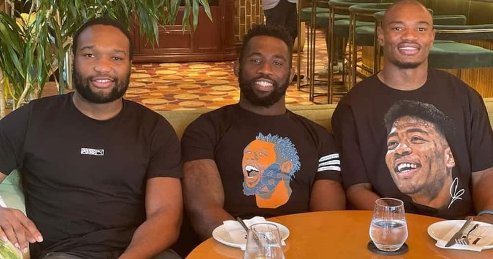 Siya Kolisi chills with Springboks teammates