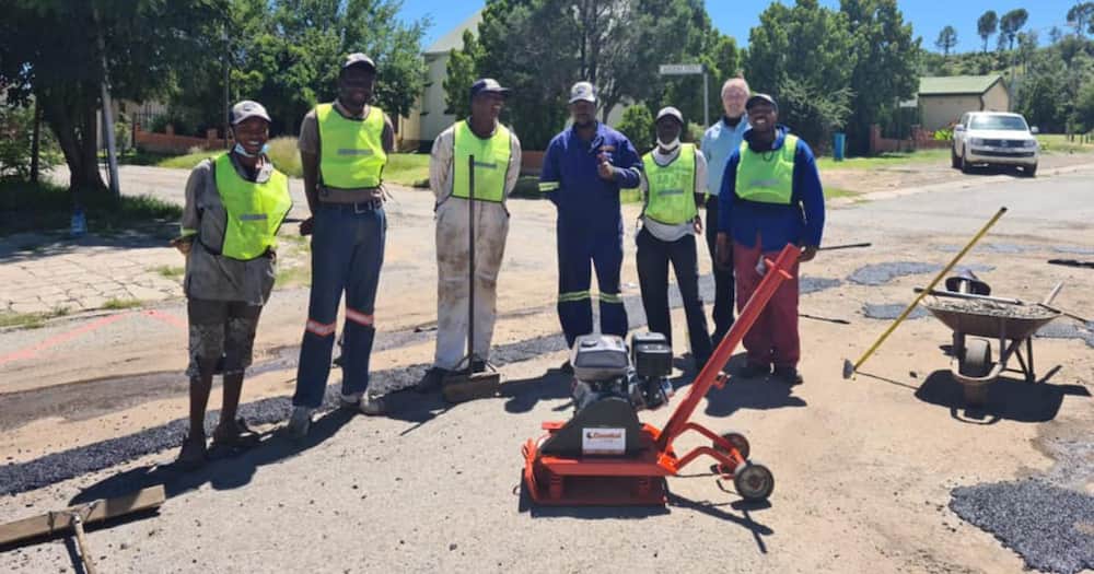 5 men repair over 400 potholes in the Senekal and Matwabeng community