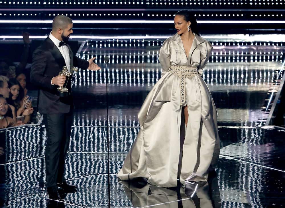 Drake presenting Rihanna with a VMA