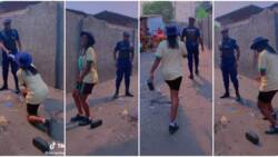 Pretty lady stops policeman and shows off sweet dance moves for him in video, what happened next is beautiful
