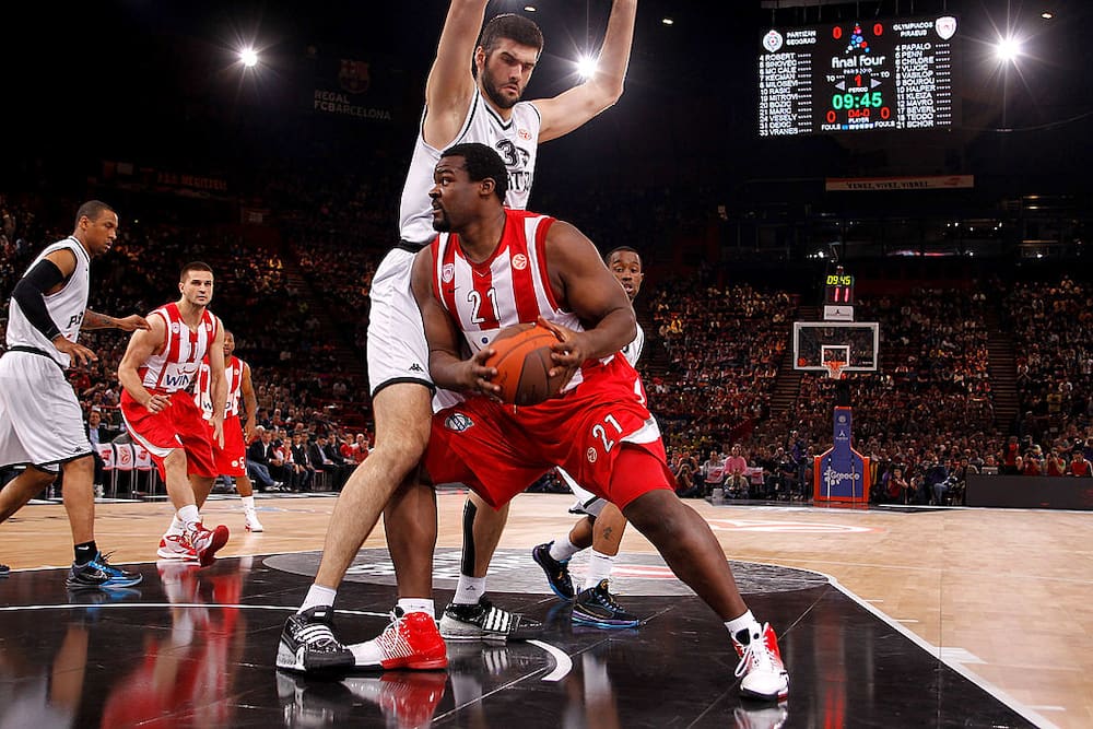 Sofoklis Schortsanitisof up against Slavko Vranes during the Euroleague Basketball Semifinal 2 in Paris, France. Photo: Catherine Steenkeste.