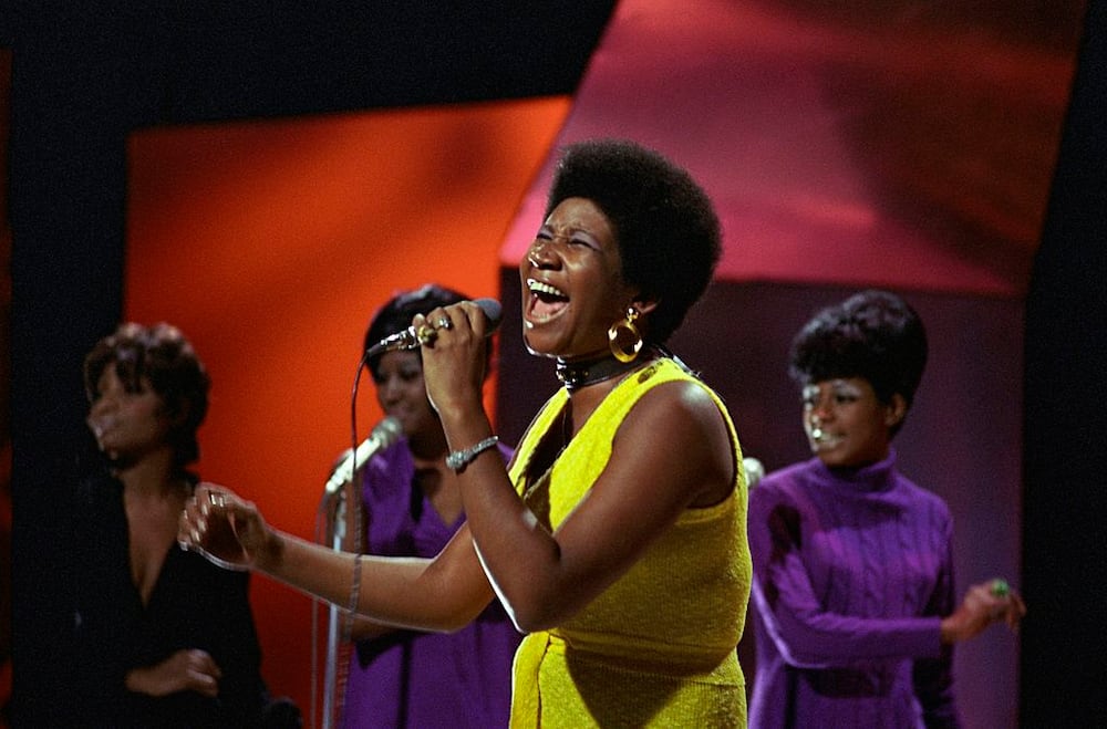 Aretha Franklin perfoming on stage