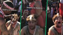 Sangoma assumed to be of European descent in TikTok video stuns Mzansi, viewers sceptical as traditional healer does rituals