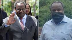 Photo of Tito Mboweni’s mask flop sparks discussion among Mzansi peeps: “He’s just a clumsy old man”