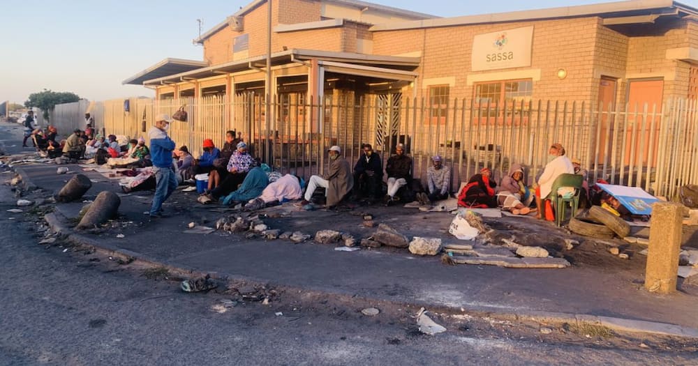 Mzansi angered over long SASSA queues: "ANC doesn't care about us"