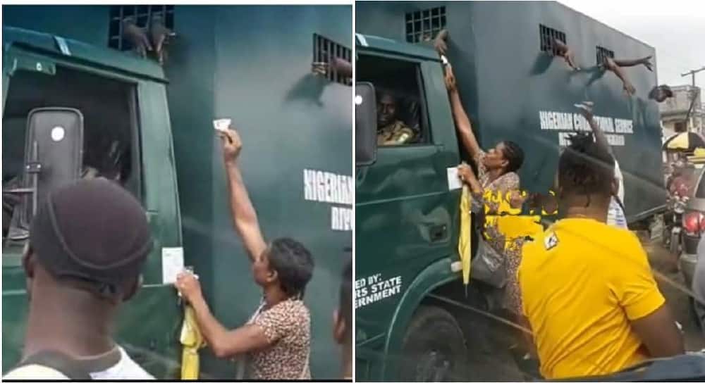 Port Harcourt residents give cash to prisoners.