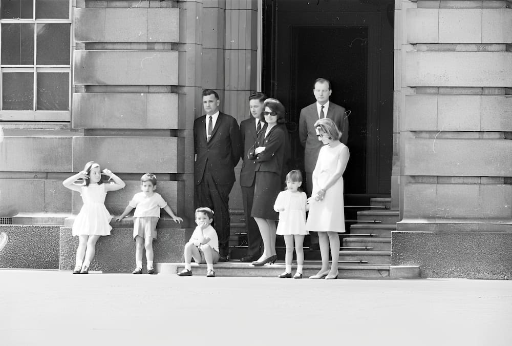 Jackie Kennedy and Lee Radziwill, together with their kids