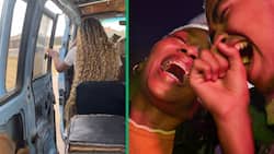 South Africans stunned as woman risks safety by holding faulty taxi door in TikTok video: "Angeke"