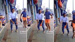South African lady dances in the street and curious guy joins in, Mzansi digs the vibes: "This is funny man"