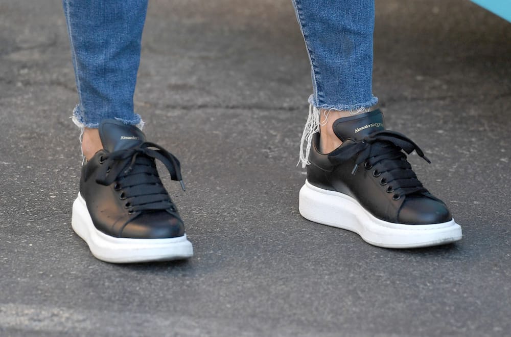 HOW TO STYLE ALEXANDER MCQUEEN BLACK TRAINERS 