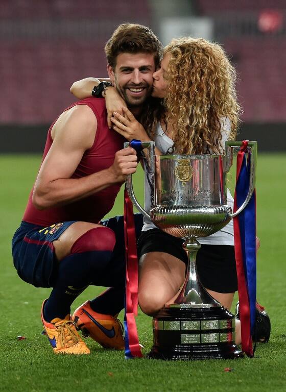 Pique and Shakira pose with the trophy after the 2015 Spanish Copa del Rey final