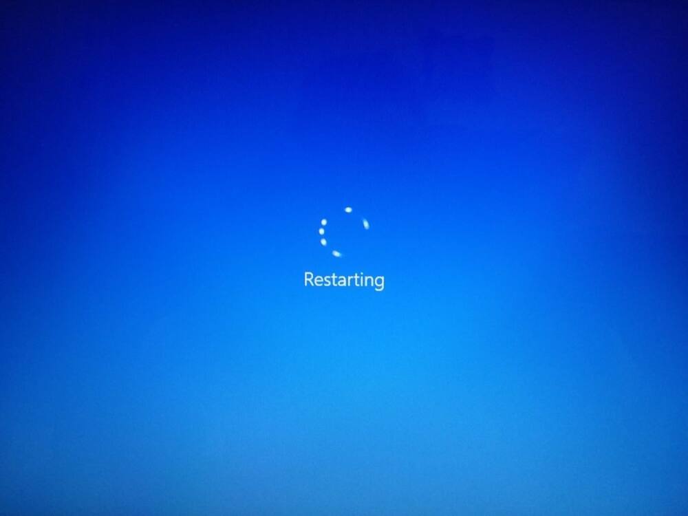 computer randomly restarts after windows 10 update