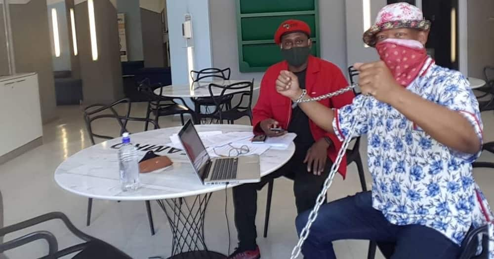 Trompies Member Eugene Mthethwa Chains Himself Inside SAMRO Offices