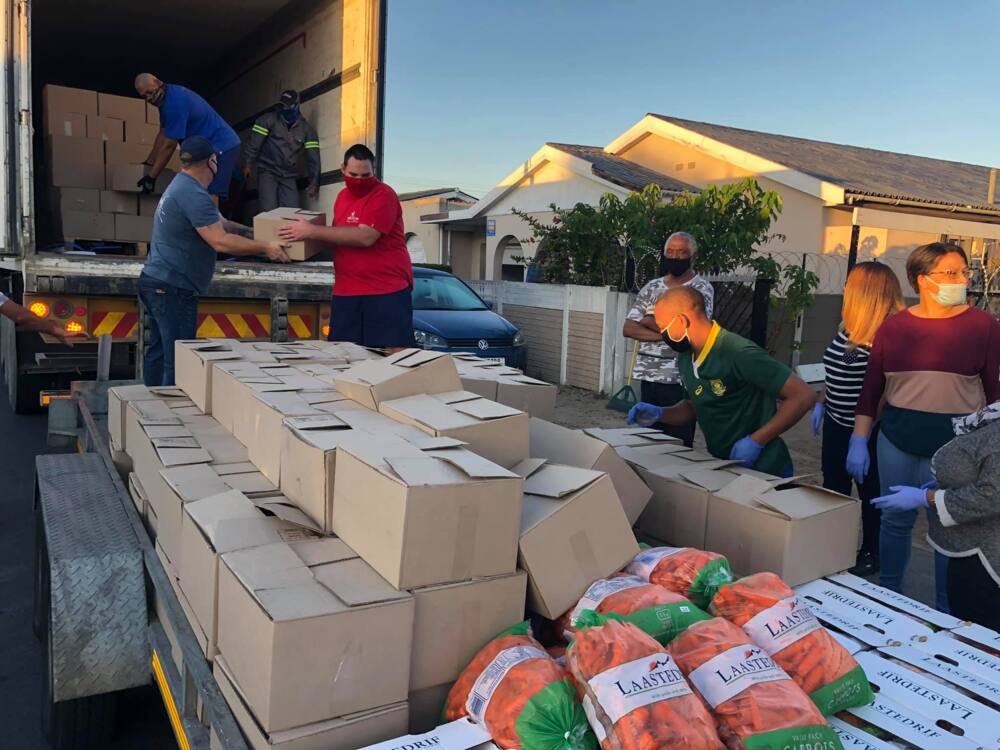SA farmers have donated food parcels to the poor and vulnerable. Source: Christo van der Rheede/Facebook