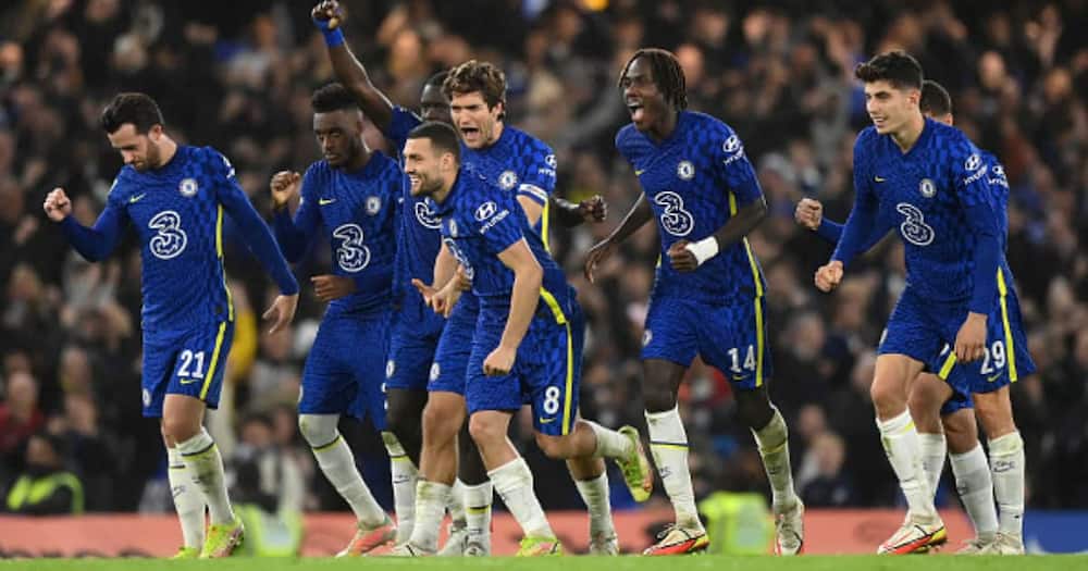 Chelsea players celebrate after Reece James scores their side's winning penalty during the Carabao Cup Round of 16 match between Chelsea and Southampton at Stamford Bridge on October 26, 2021 in London, England. (Photo by Justin Setterfield/Getty Images)
