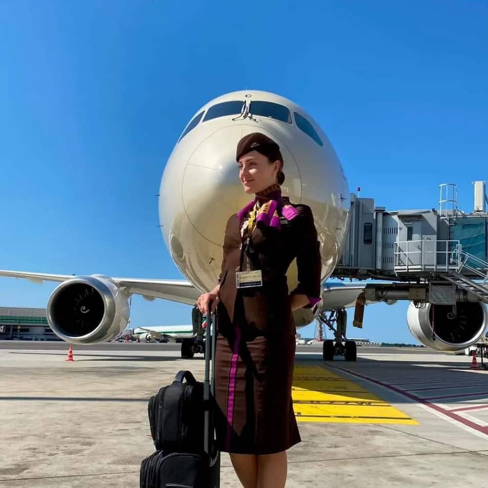 Average flight attendant salary in the USA in 2022
