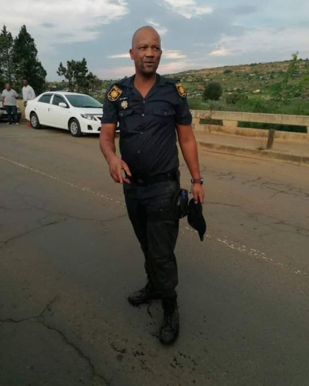 Hero Cop Saves an Elderly Person from Drowning, Mzansi Thanks Him