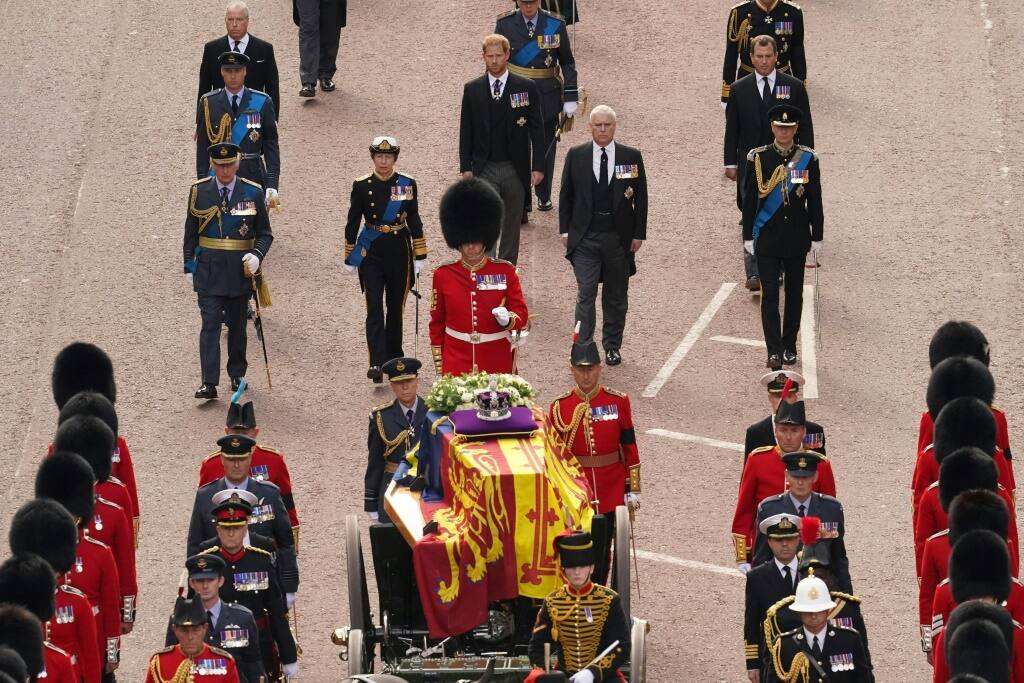 Tears As British Public Pays Respects To Queen's Coffin - Briefly.co.za