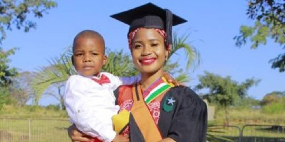 Hardworking Mom Graduates Twice, Proudly Remakes 1st Graduation Snap