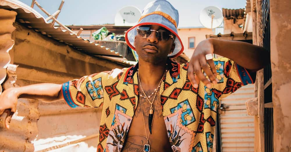 Riky Rick makes hilarious attempt at dancing: "Wait for it"